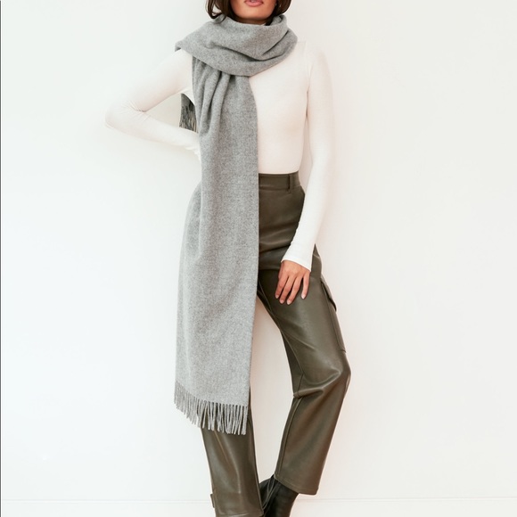 Aritzia Wilfred Classic Wool Scarf - Picture 1 of 3